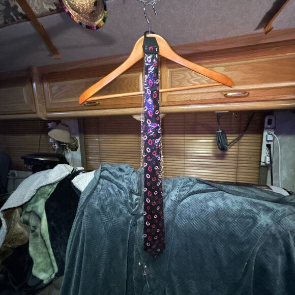 Handmade Kissy Lips Polyester Necktie - New Without Tags - Picture 1 of 3